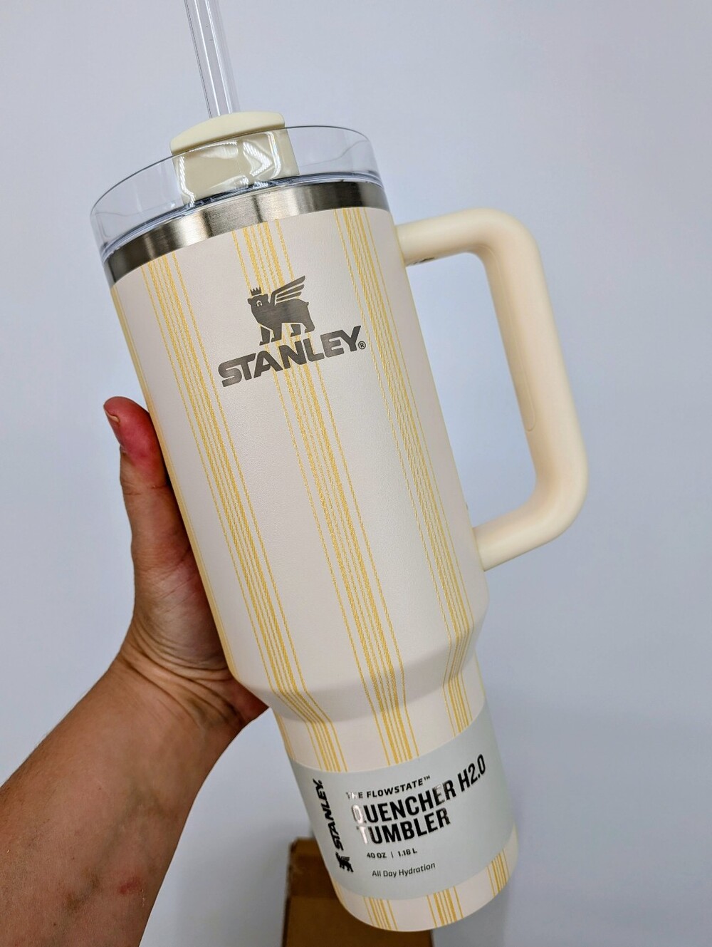 new Stanley Cup Water Bottle Quencher Flowstate Tumbler 40 Oz Cream Picnic Strip